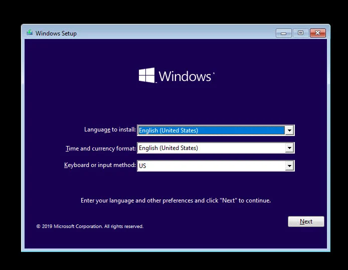 ภาพหน้าจอของหน้าต่าง "Windows Setup" บนพื้นหลังสีม่วงเข้ม แสดงตัวเลือกดรอปดาวน์สำหรับเลือกภาษาที่จะติดตั้ง รูปแบบเวลา และแป้นพิมพ์ ทั้งหมดตั้งค่าเป็นภาษาอังกฤษ (สหรัฐอเมริกา) พร้อมปุ่ม "Next" ที่มุมขวาล่าง