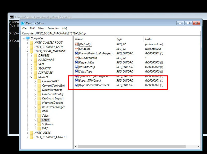 ภาพหน้าจอของ "Registry Editor" แสดงโครงสร้างต้นไม้ไปที่ HKEY_LOCAL_MACHINE\SYSTEM\Setup กล่องสีแดงเน้นค่า BypassTPMCheck และ BypassSecureBootCheck ซึ่งทั้งคู่ตั้งค่าข้อมูลเป็น "1" เพื่อเปิดใช้งานการข้ามการตรวจสอบ มีหน้าต่าง Command Prompt และปุ่ม "Next" จาก Windows Setup อยู่ด้านล่าง