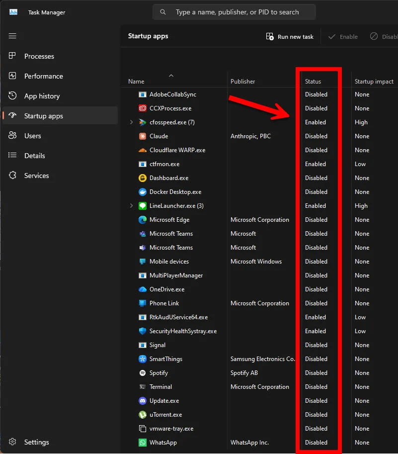 ภาพหน้าจอ Windows 11 Task Manager (โหมดมืด) แสดงรายการ Startup apps พร้อมกรอบสีแดงเน้นที่คอลัมน์ 'Status' ซึ่งแสดงรายการแอปที่เปิด (Enabled) และปิด (Disabled) อยู่ตอนบูตเครื่อง