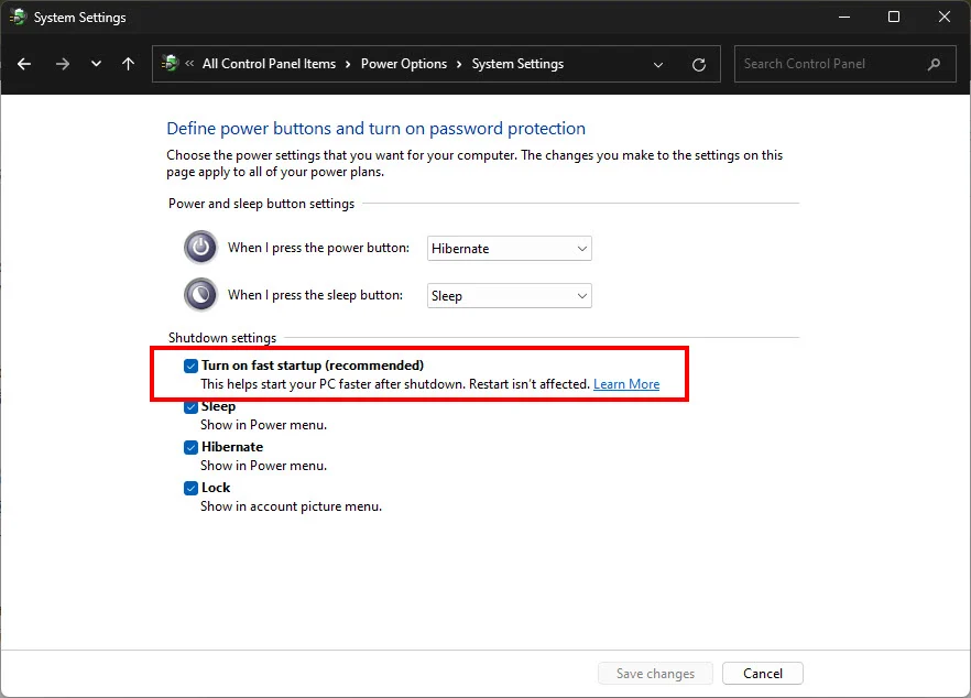 ภาพหน้าจอ Windows Control Panel (โหมดสว่าง) หน้า System Settings แสดงการตั้งค่าปุ่มเปิด/ปิด และเน้นกรอบสีแดงที่ช่องทำเครื่องหมาย 'Turn on fast startup (recommended)' ในส่วน Shutdown settings เพื่อเปิดใช้งานคุณสมบัติบูตเร็ว
