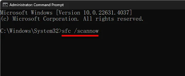 หน้าต่าง Command Prompt สีดำ แสดงการพิมพ์คำสั่ง sfc /scannow สำหรับตรวจสอบและซ่อมแซมไฟล์ระบบที่เสียหายเพื่อกู้คืนการทำงานของ Windows Defender