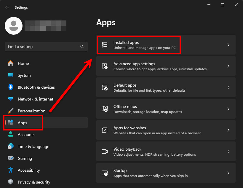 หน้าจอการตั้งค่า (Settings) ของ Windows แสดงการคลิกเลือกเมนู Apps ที่แถบด้านซ้าย โดยมีกรอบสีแดงและลูกศรชี้ไปยังเมนู Installed apps เพื่อเข้าไปดูรายชื่อโปรแกรมทั้งหมดที่ติดตั้งไว้ในเครื่อง