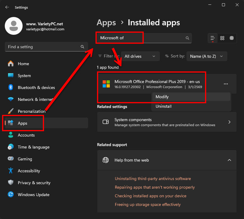 หน้าต่างรายชื่อโปรแกรม Installed apps (บนเครื่องที่ล็อกอินด้วยบัญชี www.VarietyPC.net) แสดงการพิมพ์ค้นหา Microsoft Office ในช่องค้นหา พร้อมกรอบสีแดงและลูกศรชี้ไปที่ผลลัพธ์ Microsoft Office Professional Plus 2019 เพื่อคลิกเลือกคำสั่ง Modify สำหรับเข้าสู่กระบวนการซ่อมแซมตัวโปรแกรม