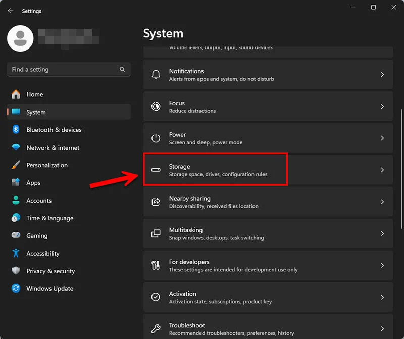 ภาพกราฟิกแสดงวิธีเปิดใช้งานฟีเจอร์ Storage Sense บน Windows 10 และ 11 เพื่อลบไฟล์ขยะและเคลียร์พื้นที่คอมพิวเตอร์แบบอัตโนมัติ