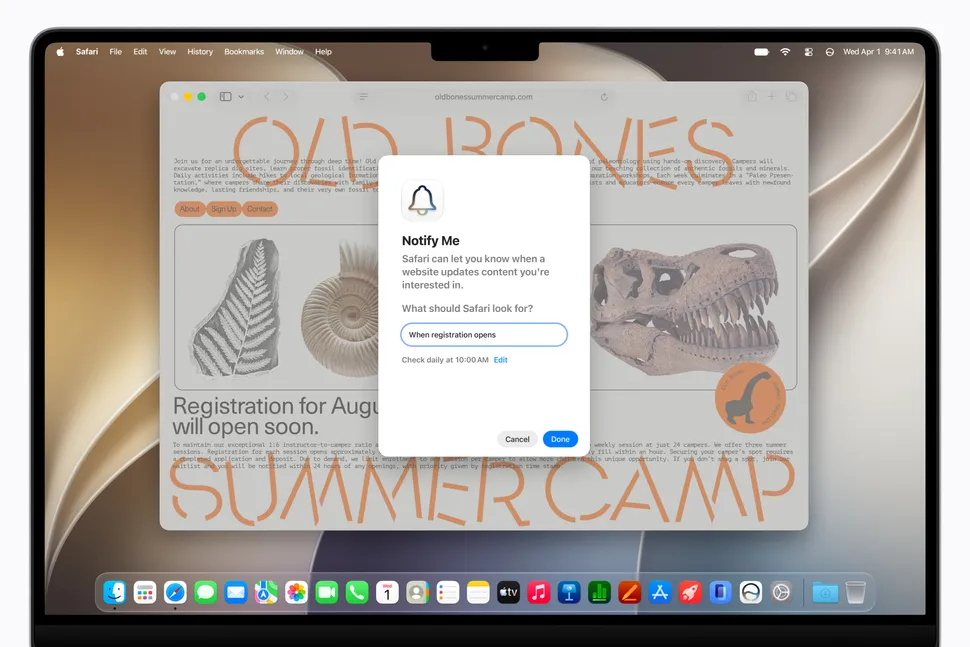 ภาพหน้าจอเดสก์ท็อปของ MacBook แสดงหน้าต่างแจ้งเตือนจากเบราว์เซอร์ Safari ป๊อปอัปนี้อยู่ตรงกลางของหน้าจอเหนือหน้าต่าง Safari ที่เปิดเว็บไซต์ "Old Bones Summer Camp" มีไอคอนรูปกระดิ่ง หัวข้อ "Notify Me" และข้อความที่อธิบายความสามารถของฟีเจอร์นี้ในการแจ้งเตือนเมื่อเว็บไซต์อัปเดตข้อมูลที่คุณสนใจ ในช่องค้นหามีข้อความตัวอย่าง "When registration opens" และมีรายละเอียดการตรวจสอบประจำวัน พร้อมปุ่ม Cancel และ Done ด้านบนเป็นแถบเมนู macOS และด้านล่างเป็น Dock พร้อมไอคอนแอปพลิเคชันต่างๆ