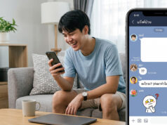 วิธีส่งข้อความว่างใน LINE แกล้งเพื่อนง่ายๆ ด้วยเทคนิคข้อความล่องหน ภาพ split-screen: ทางด้านซ้าย ผู้ชายชาวเอเชียอายุน้อยนั่งอยู่บนโซฟาสีเทาในห้องนั่งเล่นที่สว่างไสว กำลังยิ้มและหัวเราะขณะมองลงมาที่สมาร์ทโฟนในมือของเขา ทางด้านขวา มีส่วนแทรกหน้าจอสมาร์ทโฟนขนาดใหญ่