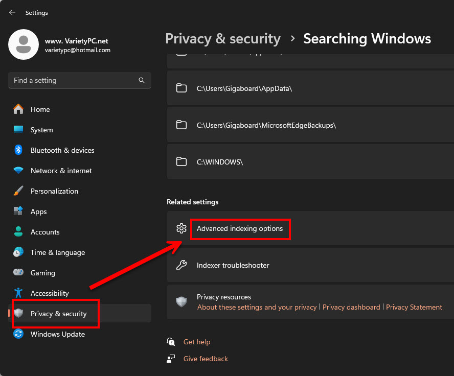 หน้าต่าง Settings ของ Windows 11 แสดงขั้นตอนการเข้าเมนู Privacy & security และมีการตีกรอบสีแดงชี้ลูกศรไปที่ Advanced indexing options ในหัวข้อ Searching Windows