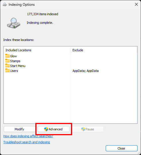 หน้าต่าง Indexing Options ของ Windows 11 แสดงรายการตำแหน่งที่ตั้งไฟล์ และมีการตีกรอบสีแดงเน้นที่ปุ่ม Advanced เพื่อเข้าสู่การตั้งค่าขั้นสูง